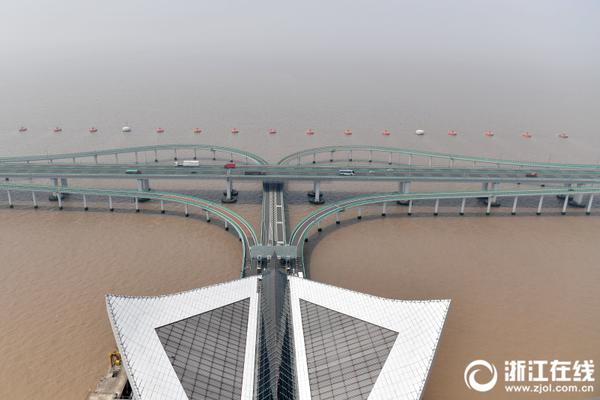 馬桶里裝攝像機(jī)，機(jī)械臂上掛蜘蛛準(zhǔn)備好被搞笑諾貝爾獎(jiǎng)笑死了么